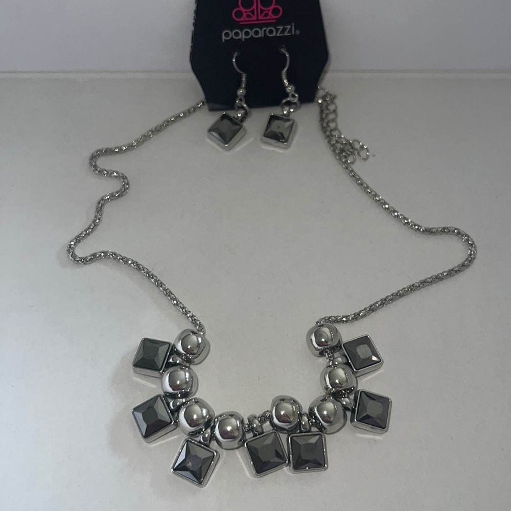 Paparazzi matching Necklace & Earrings